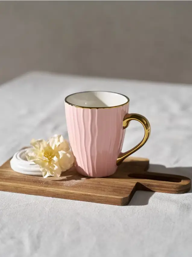 Tazza scanalata con bordo dorato - rosa