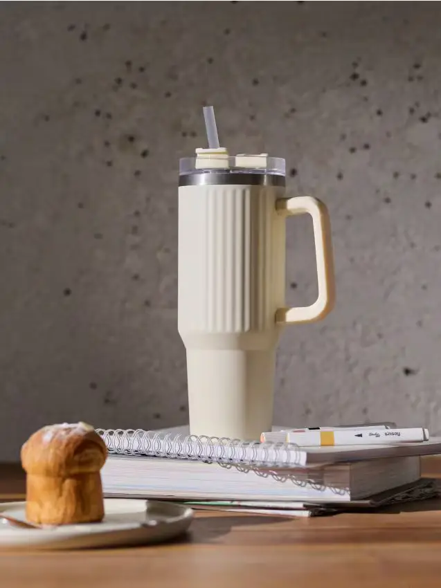 Tazza termica con manico e cannuccia - panna