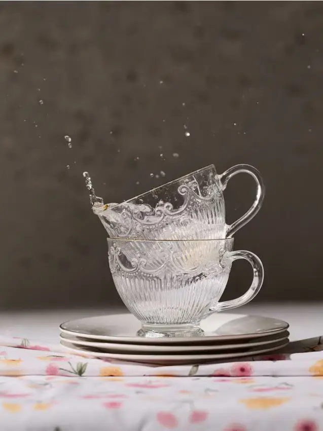 Tazze in vetro con piede, motivo in rilievo e bordo dorato, set da 2 - clear