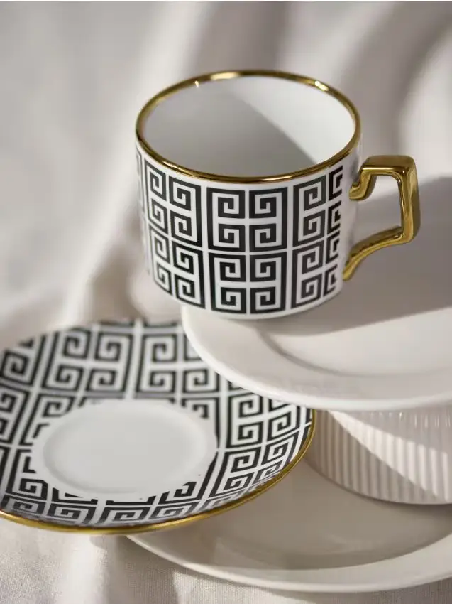 Tazzina in ceramica con piattino con motivo geometrico - nero