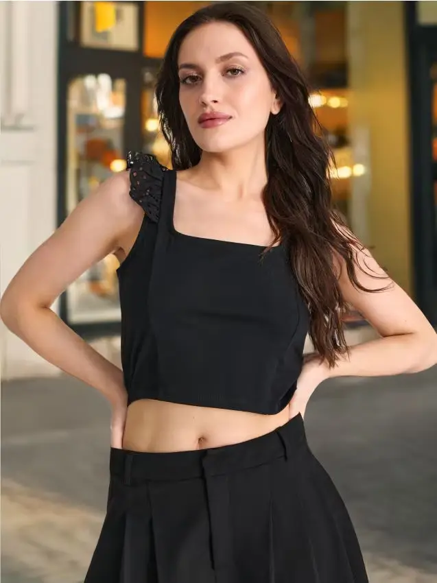 Top con spalline con volant traforati - nero