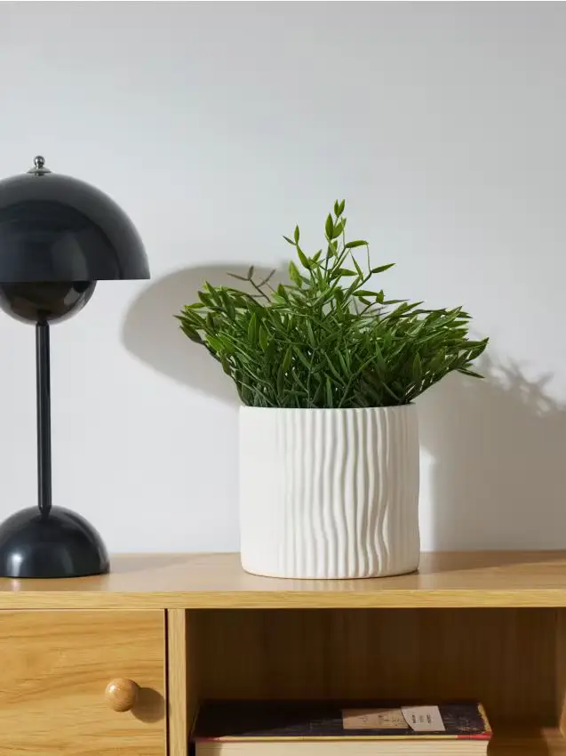 Vaso decorativo con superficie scanalata - bianco