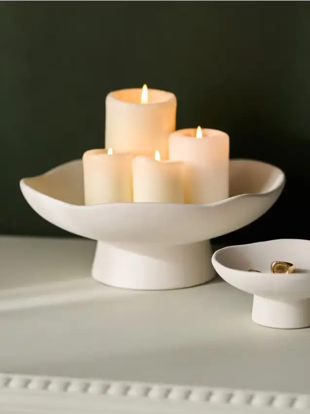 Vassoio decorativo in ceramica su piedistallo dalla forma irregolare - bianco