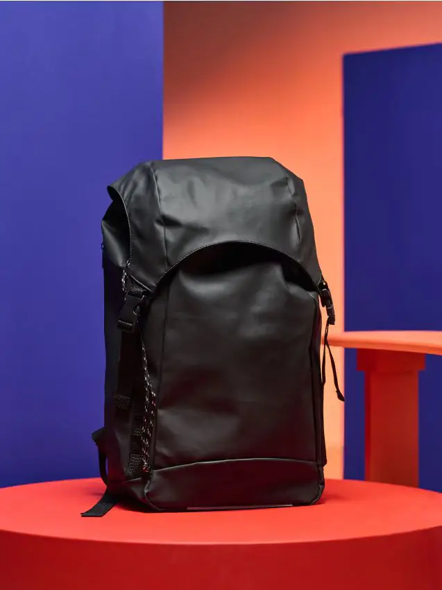 Zaino con spallacci regolabili - nero