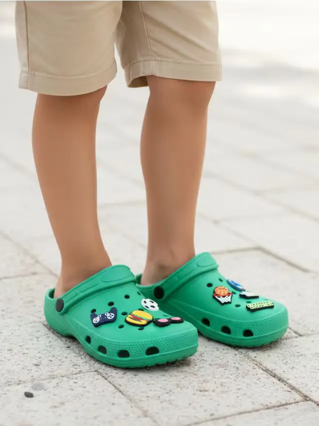 Zoccoli con cinturino sul tallone - verde