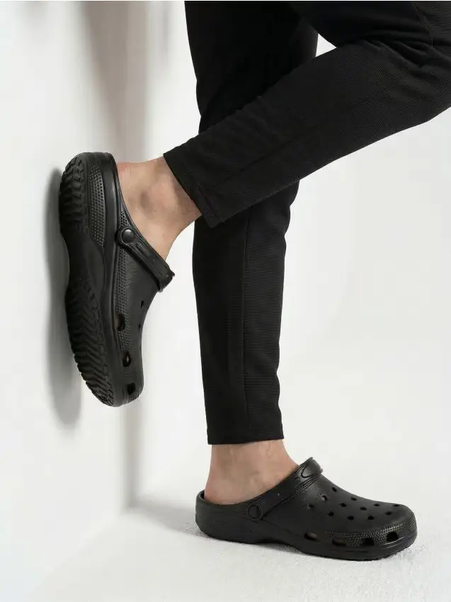 Zoccoli in schiuma con cinturino sul tallone - nero