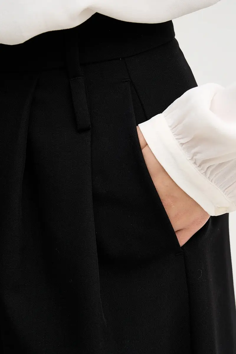 Sisley Gonna nera con taglio aderente miniatura 4