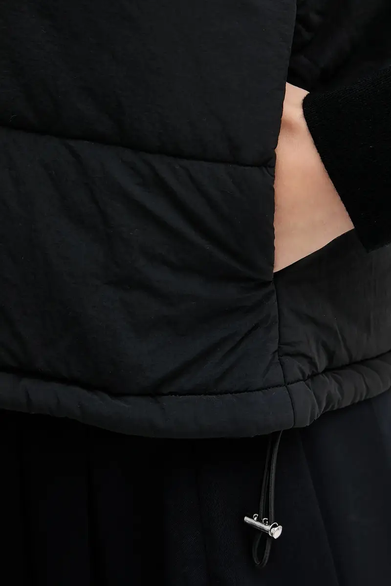 Sisley Smanicato Nero con Cappuccio per Donna miniatura 5