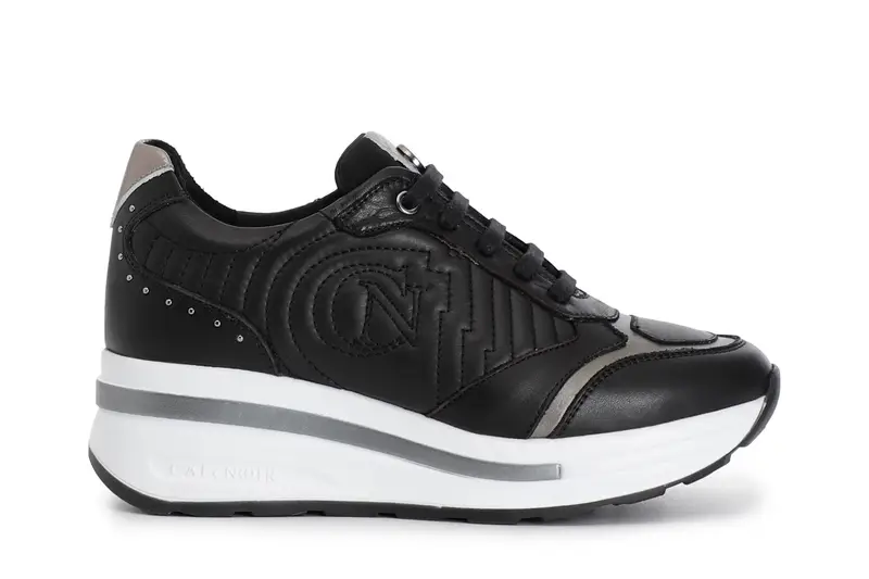 sneakers in pelle con ricamo imbottito nero