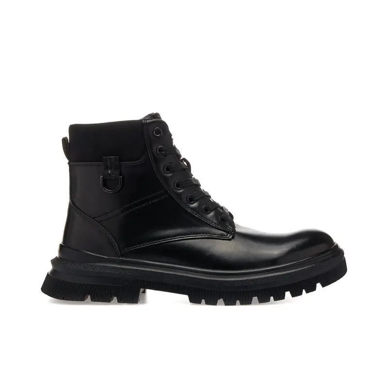 Anfibi neri con suola carrarmato e cuciture