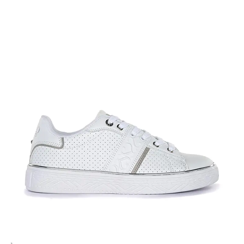 Sneakers bianche traforate con dettaglio cuori laterali