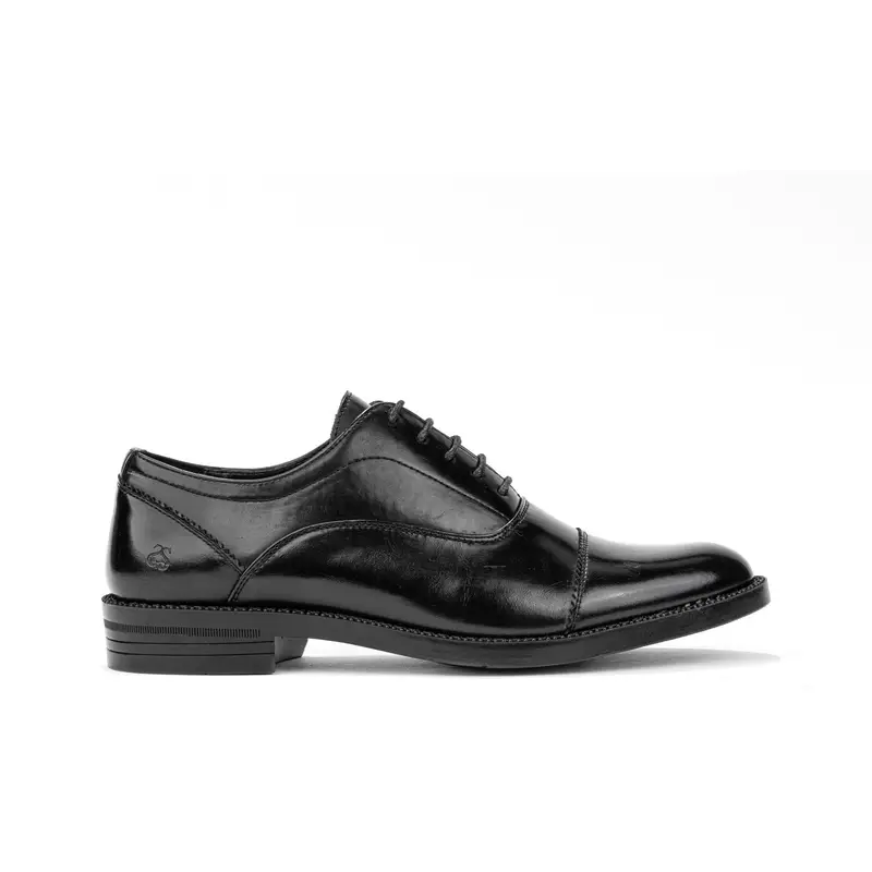 Scarpe eleganti nere con cuciture e puntina segnata