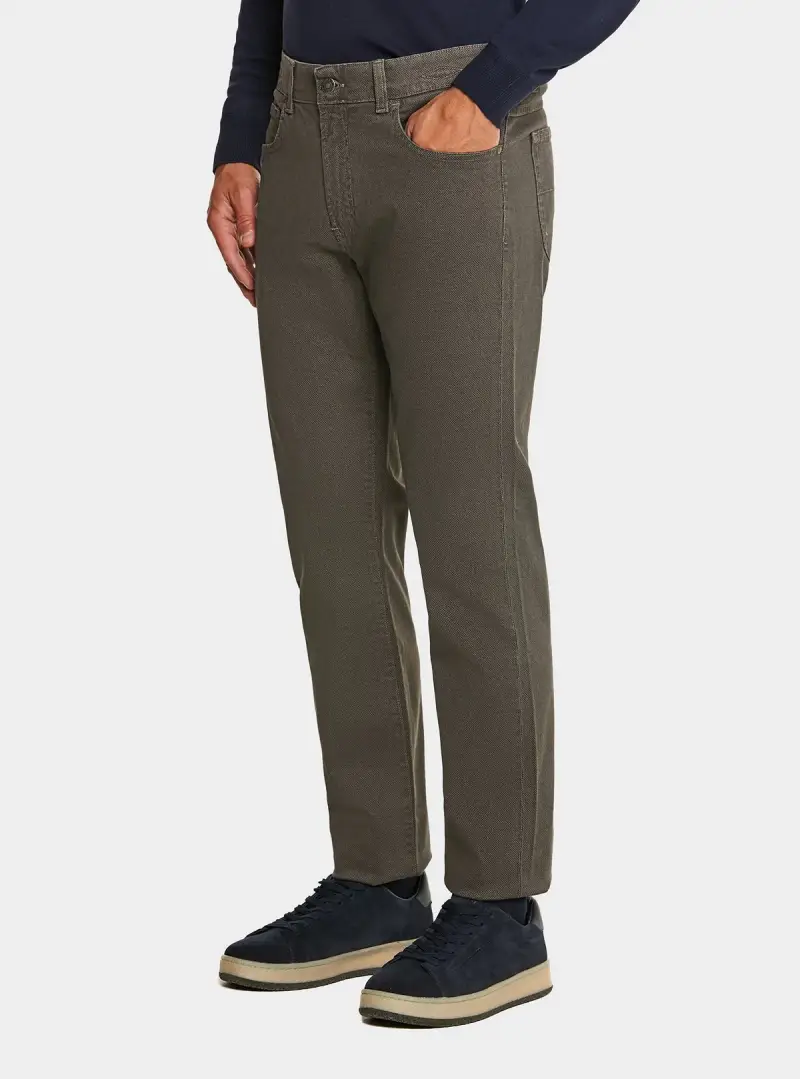 Pantalone 5 tasche in cotone stretch con microfantasia