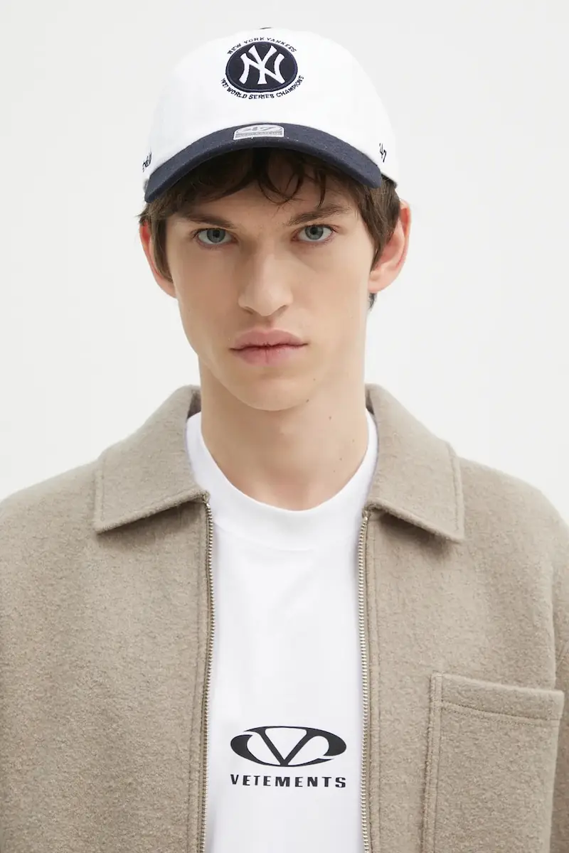 cappello con visiera con aggiunta di cotone Champions colore bianco con applicazione AC060505636WH22