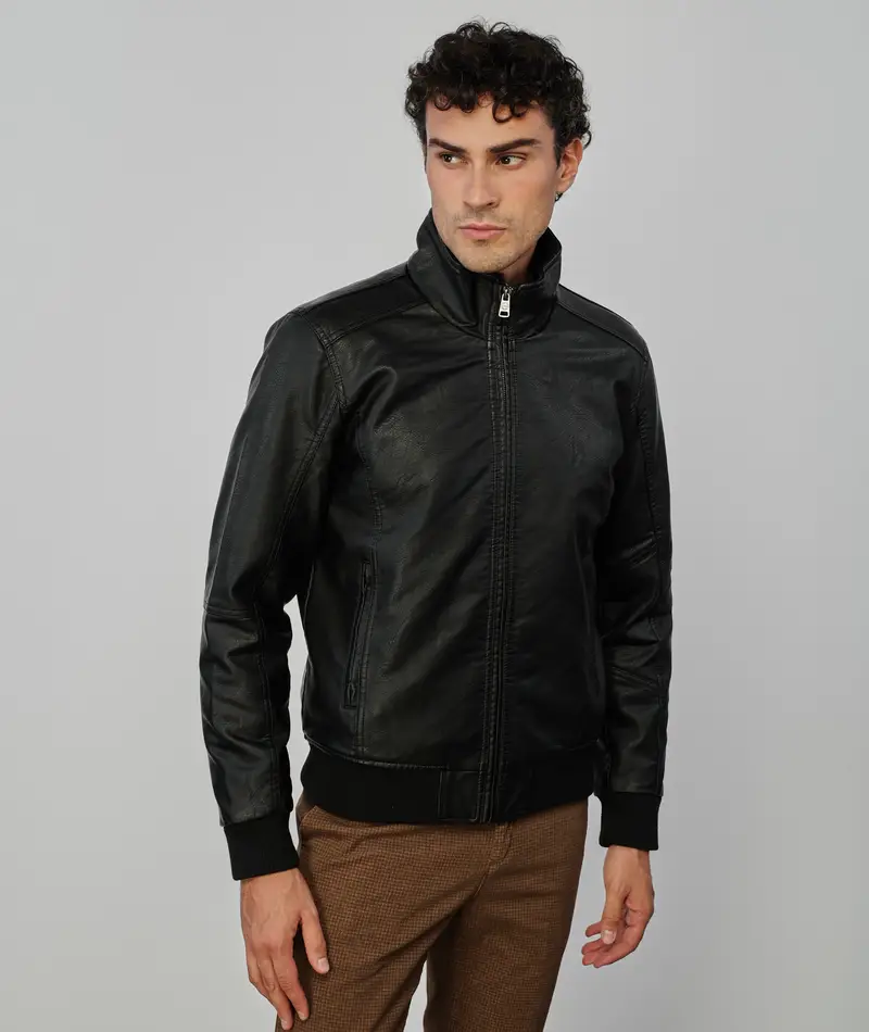 Giacca nera in ecopelle con zip