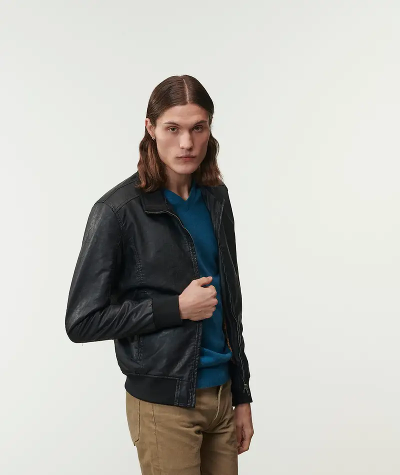 Giacca nera in pelle sintetica