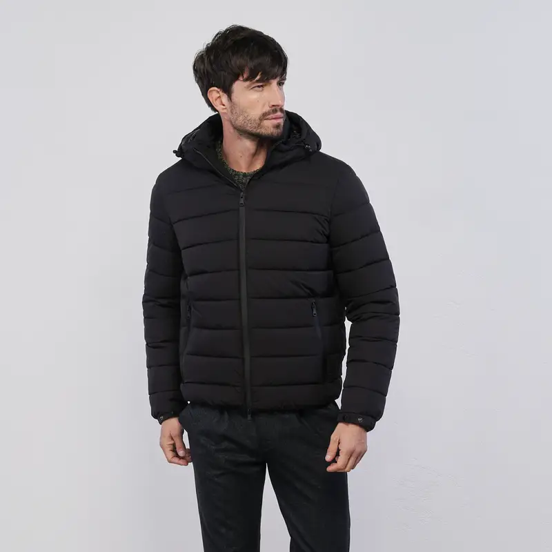 Piumino corto nero trapuntato da uomo