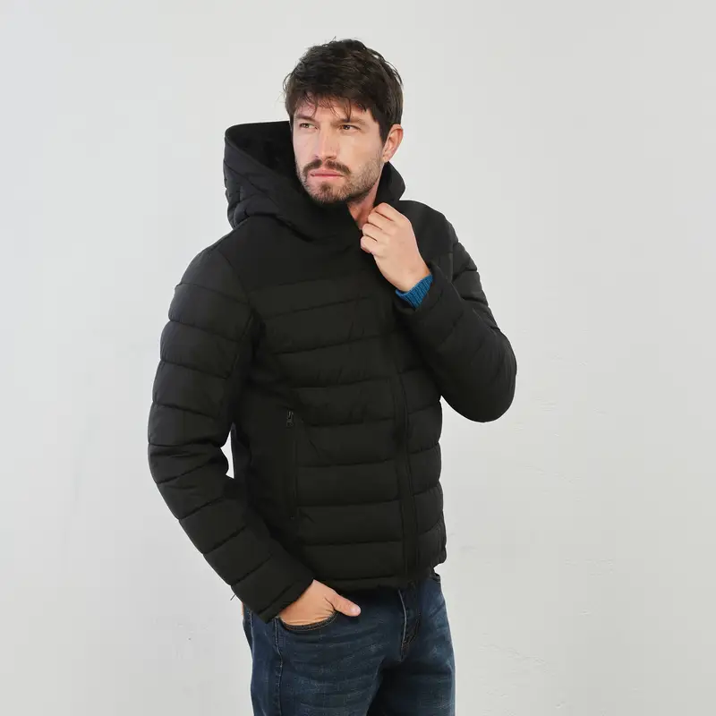 Piumino nero con cappuccio