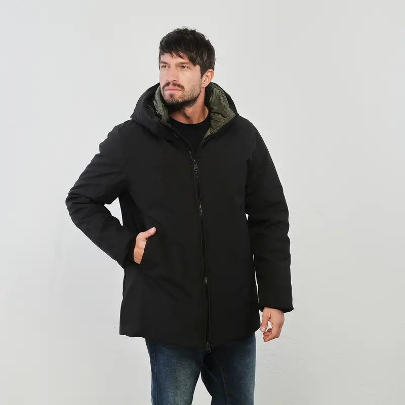 Piumino nero liscio con cappuccio