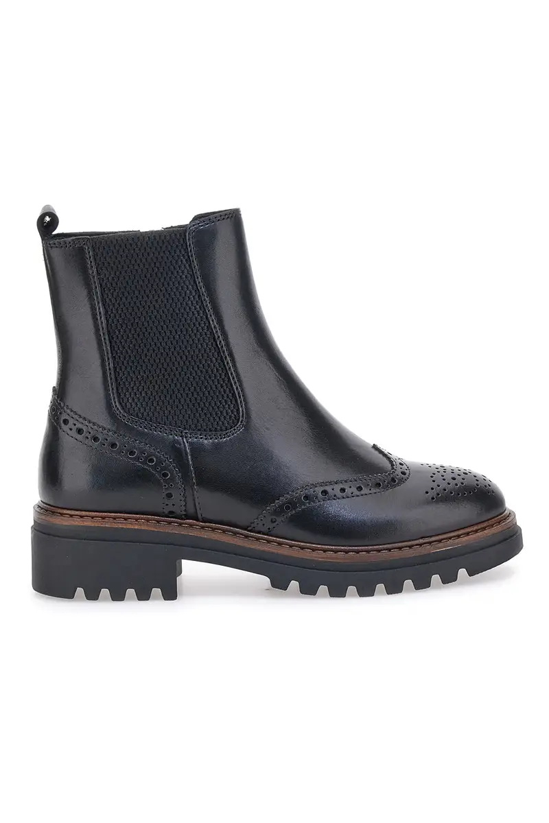 Stivaletti neri traforati con suola carrarmato Pittarello class 682