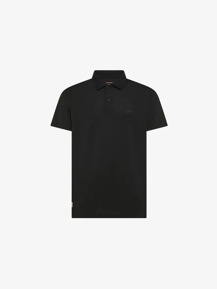 polo nera uomo logo sul fondo