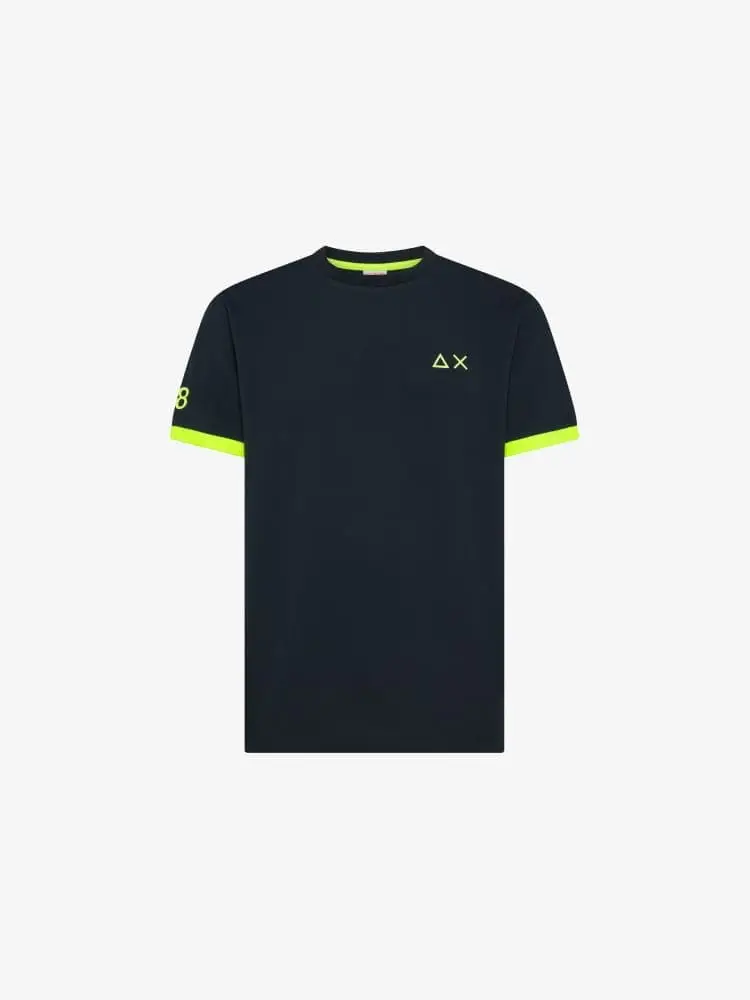 tshirt blu navy uomo dettagli fluo con logo