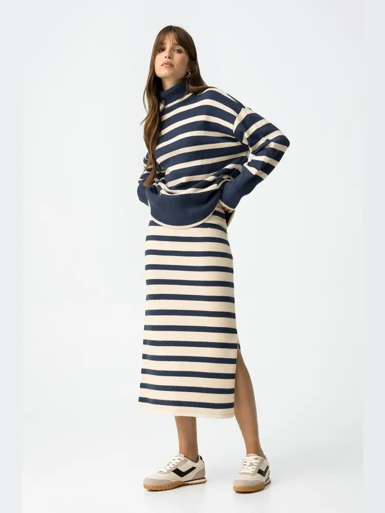 gonna circe in maglia a righe blu e bianco