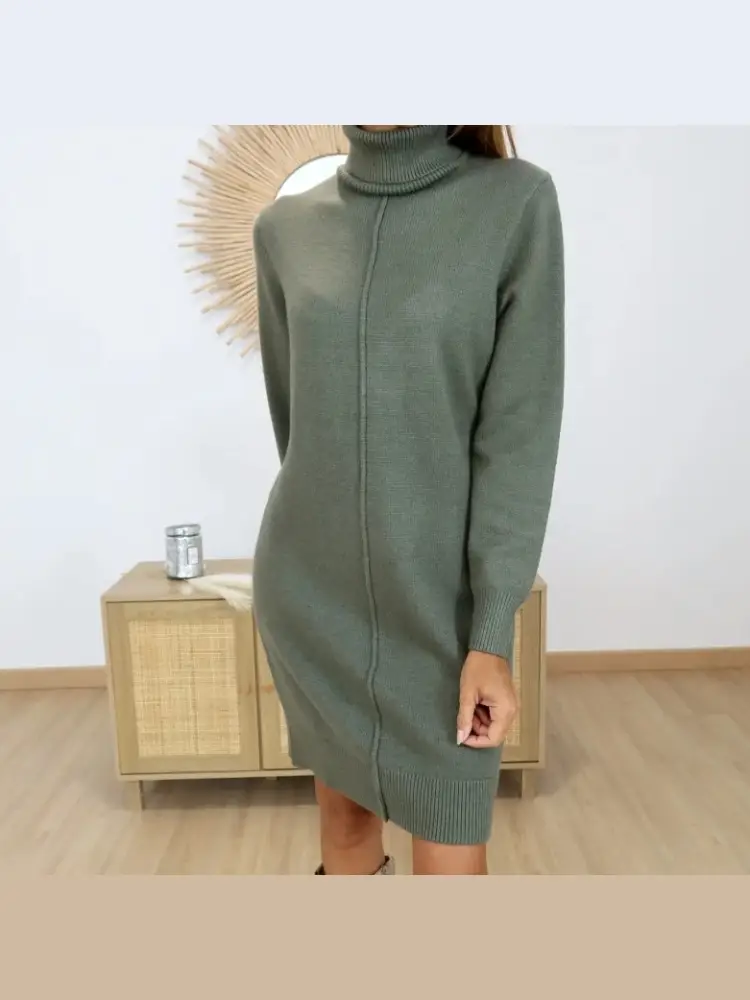 vestito in maglia verde con collo alto