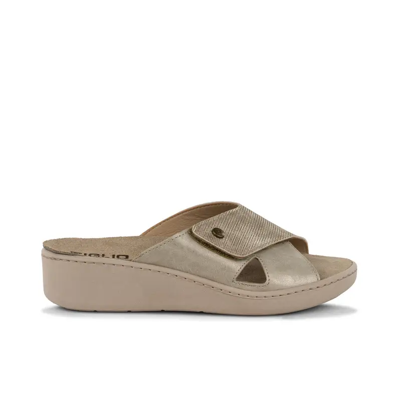 Ciabatte beige da casa con strappo da donna