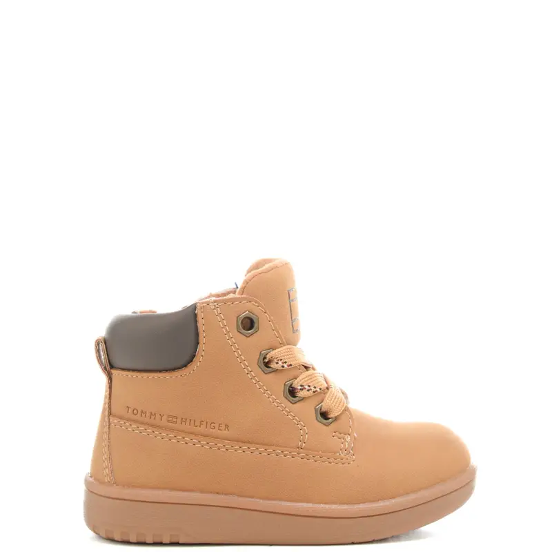 anfibi da bambino con logo lettering inciso sulla parte esterna della tomaia ocra