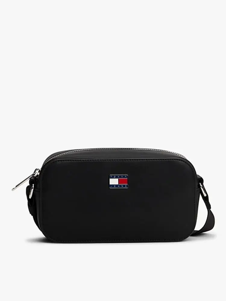 camera bag nera con tracolla e placca logo in metallo