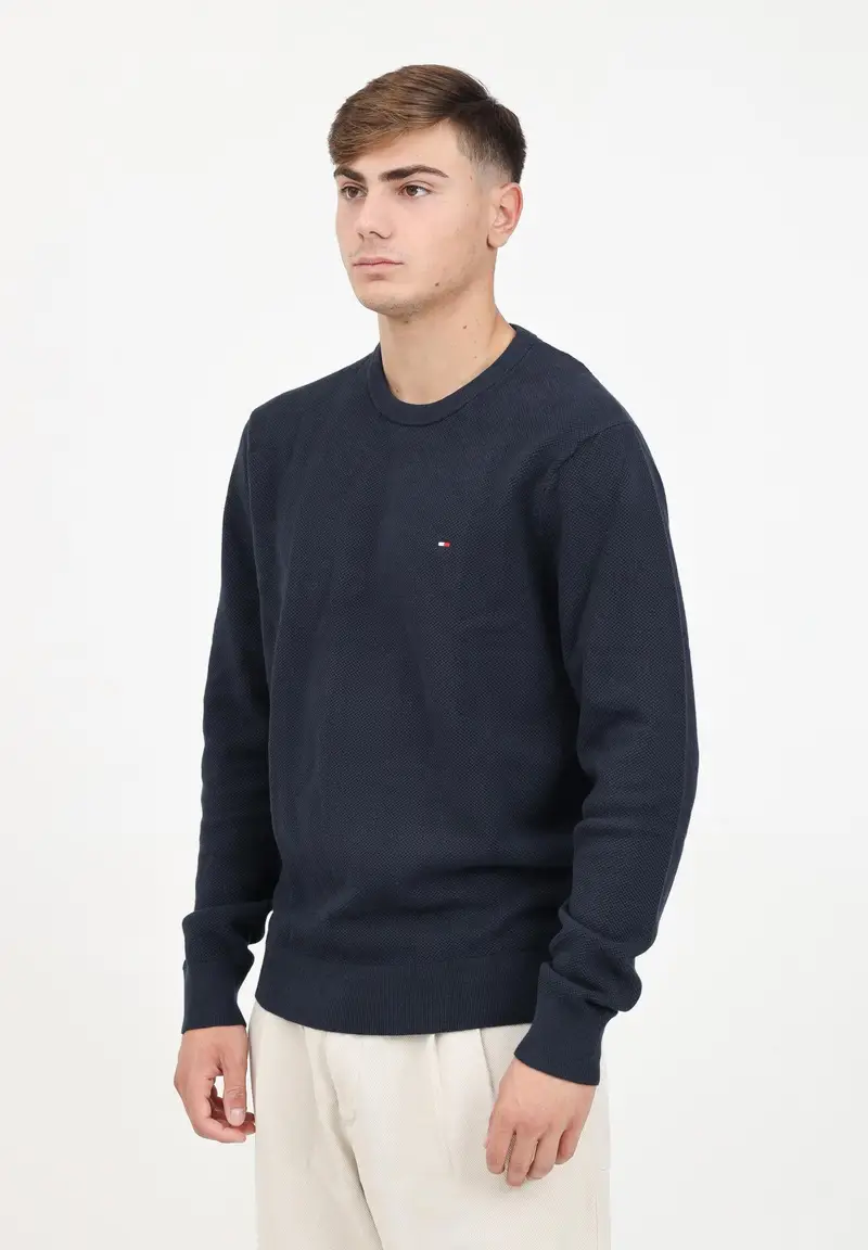 Maglioncino girocollo blu da uomo con ricamo bandierina