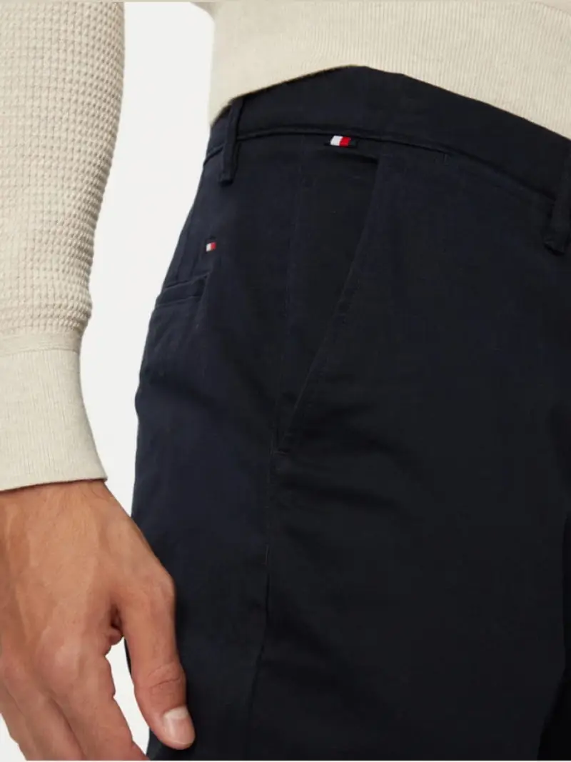 Tommy Hilfiger pantalone blu navy uomo in chino micro logo ricamato sul lato miniatura 3
