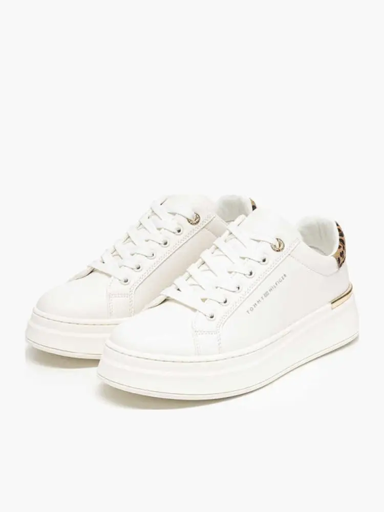 scarpe bianche ragazza in pelle motivo animalier sul retro miniatura 2