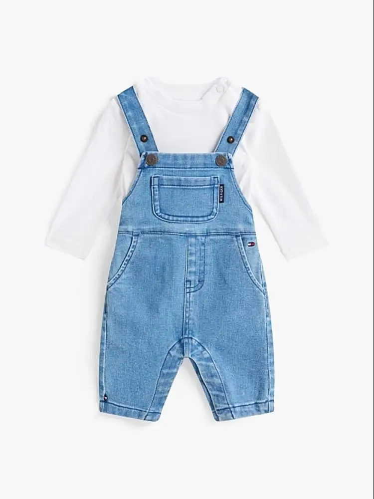 set infant salopette in denim blu chiaro e t-shirt in cotone bianco
