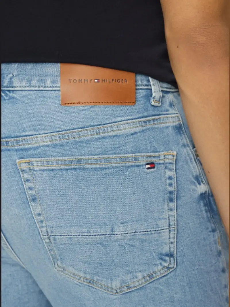 Tommy Hilfiger shorts in denim chiaro uomo slim fit micro logo sul retro miniatura 2