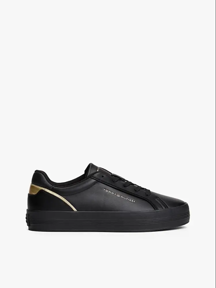 sneaker in pelle nera con perfilo oro