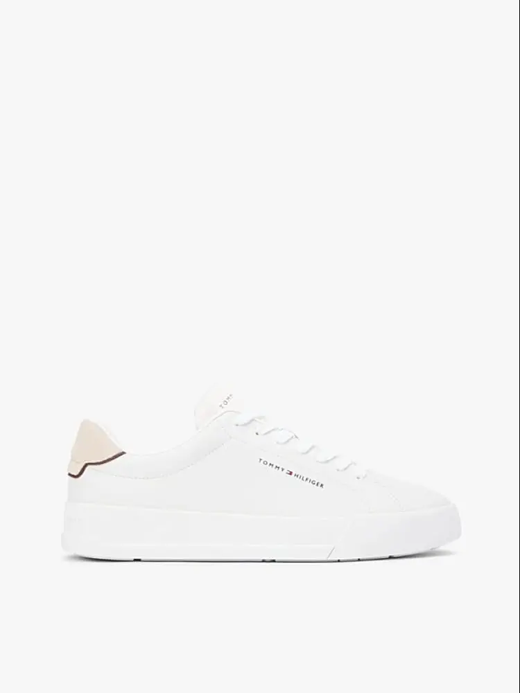 sneakers in pelle bianca con logo lettring e dettaglio beige