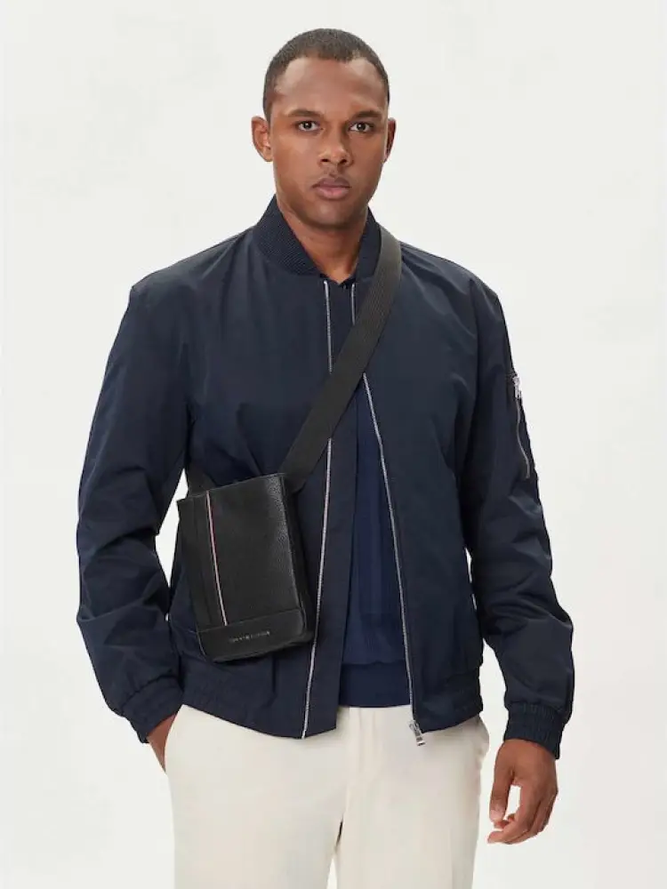 tracolla nera uomo in similpelle martellata logo sul fondo miniatura 2