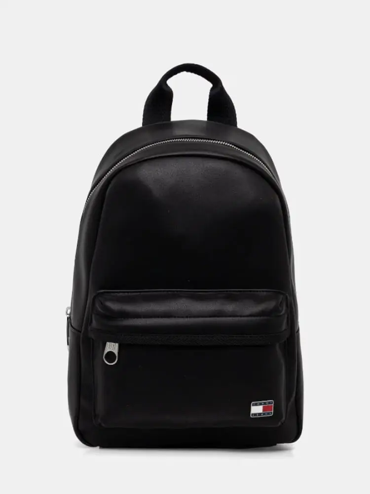 zaino nero con placca logo in metallo