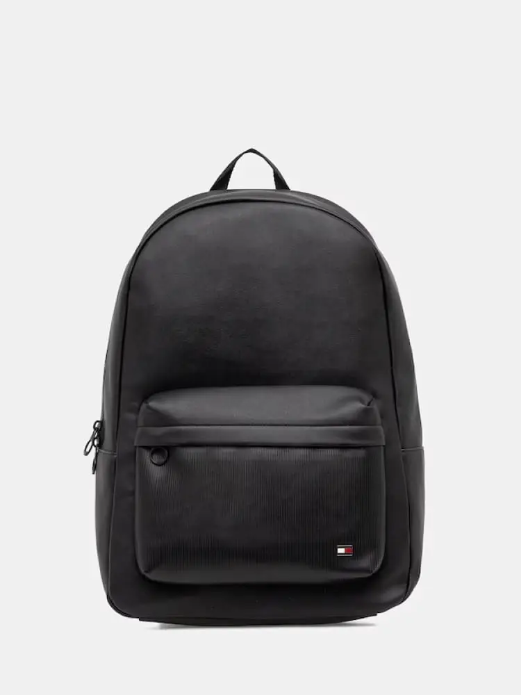 zaino uomo nero finitura liscia e tasca frontale a coste