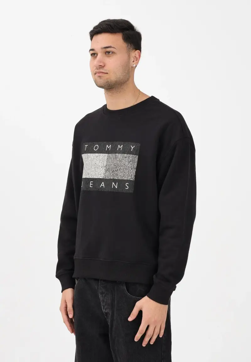 Felpa girocollo nera da uomo stile '90s con distintivo