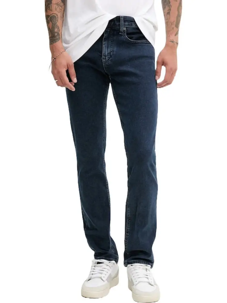 pantalone in denim scuro uomo slim patch logo sul retro