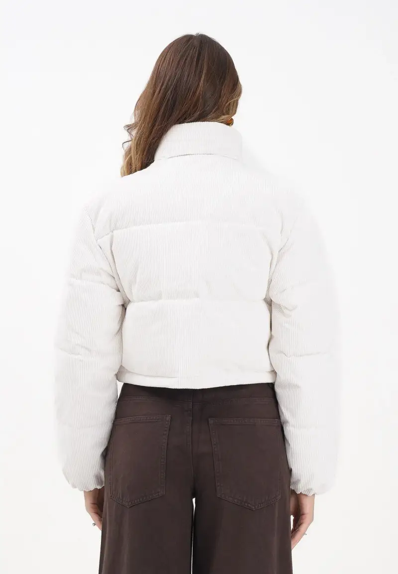 Piumino panna da donna realizzato in tessuto trapuntato con effetto vellutino a costine miniatura 3