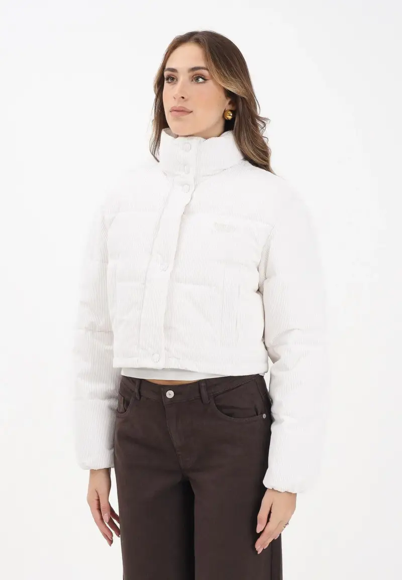 Piumino panna da donna realizzato in tessuto trapuntato con effetto vellutino a costine