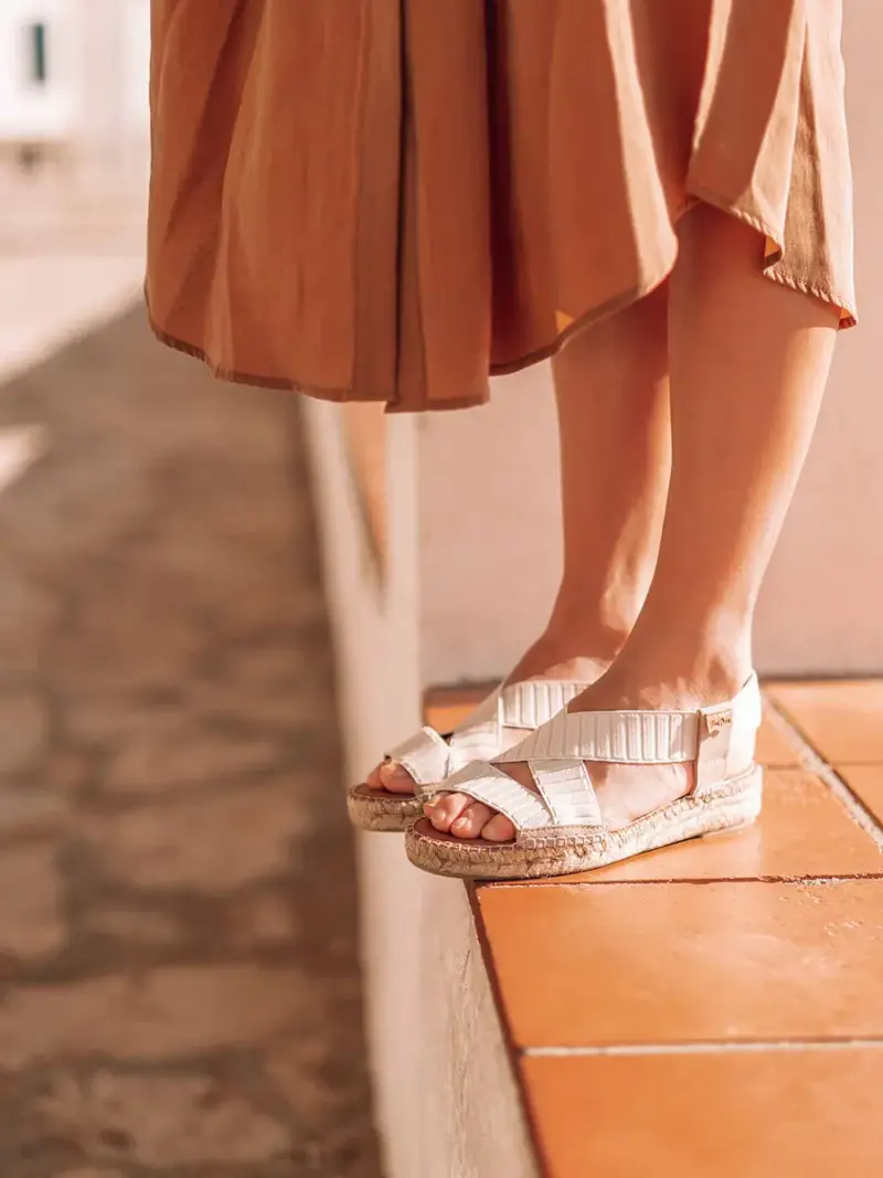 Sandali da donna con fasce elastiche CRUDO