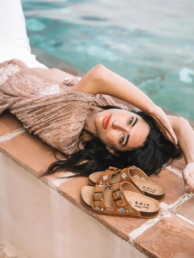 Sandalo BIO da donna in camoscio ricamato | GHANA-BQ CUERO