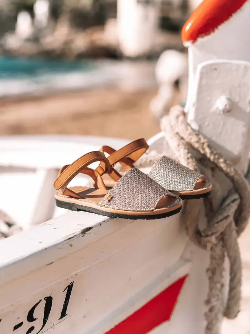 Sandalo minorchino per bambina brillante dorato PLATINO