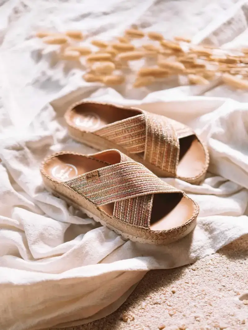 Sandalo senza tacco con cinturini incrociati con finitura brillante MULTI