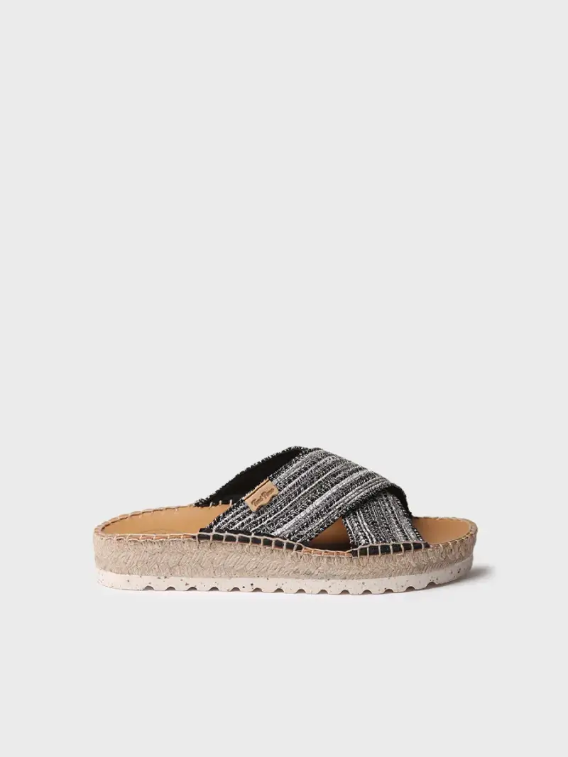 Sandalo senza tacco con cinturini incrociati con finitura brillante NERO